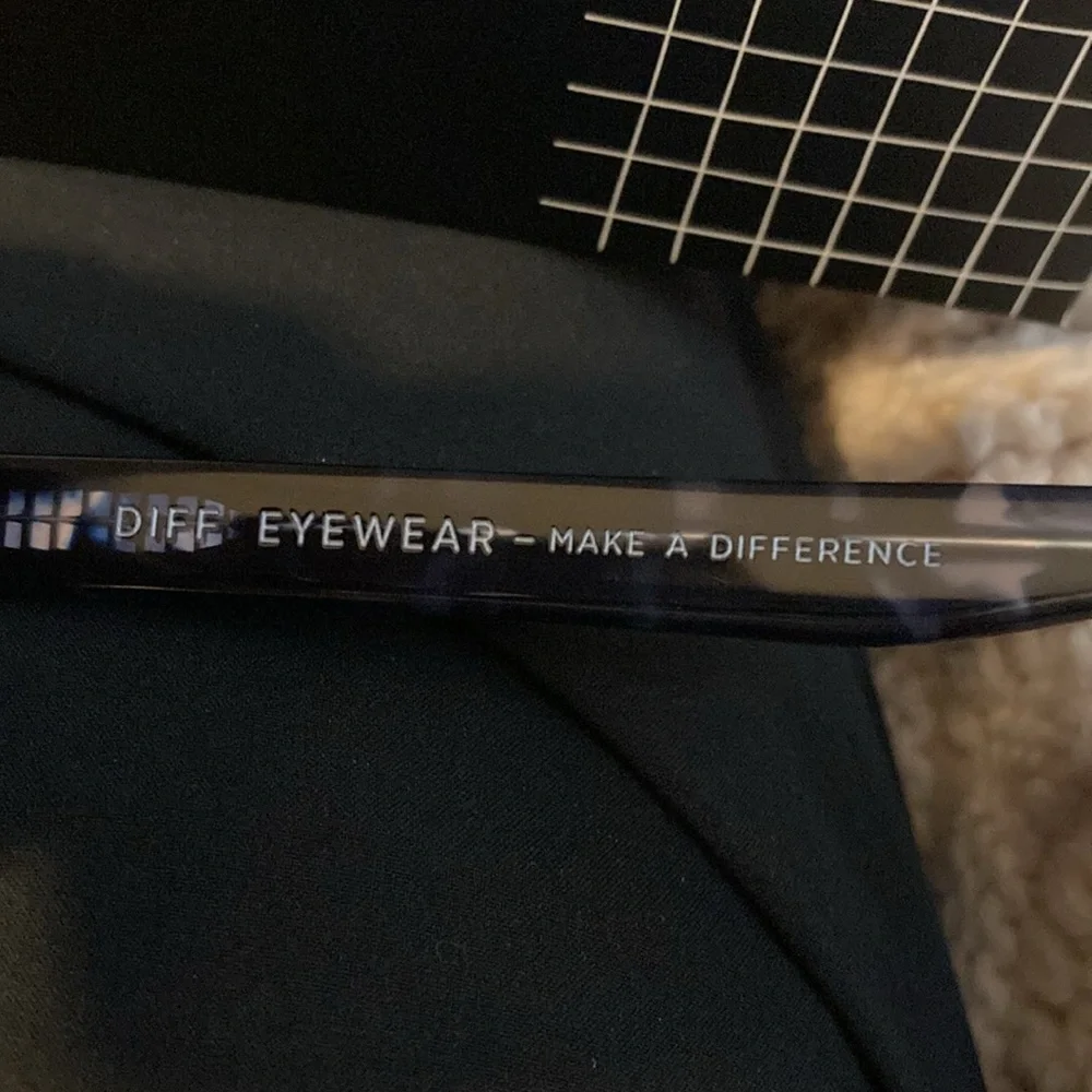 DIFF CHARITABLE EYEWEAR “JAKE” wayfarer style polarized sunglasses